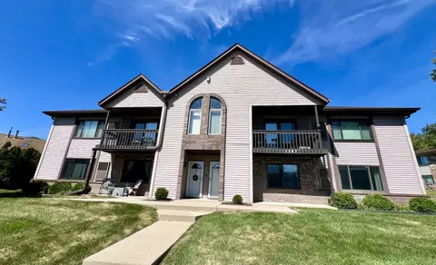1343 Meadowcreek #H, Pewaukee, WI 53072