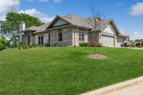 7560 W Tuckaway Pnes, Franklin, WI 53132
