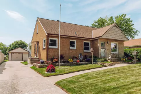 1823 Rawson, South Milwaukee, WI 53172