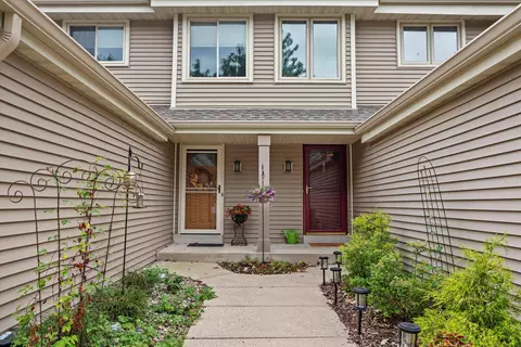 2422 Willowood #C, Waukesha, WI 53188