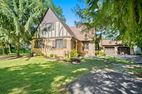 784 Arrowhead, Fontana, WI 53125