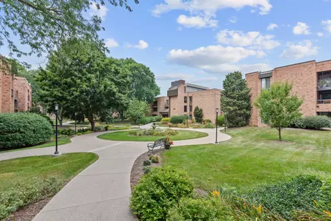 1906 E Shorewood #258, Shorewood, WI 53211