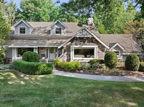 550 E Cir, Mequon, WI 53092