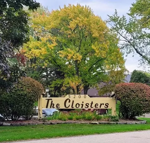 5200 S Tuckaway #222, Greenfield, WI 53221