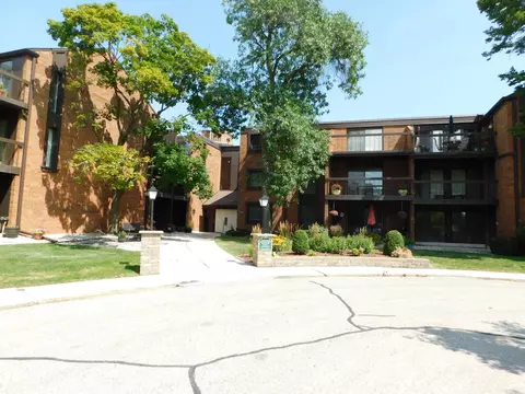 5200 S Tuckaway #126 B, Greenfield, WI 53221