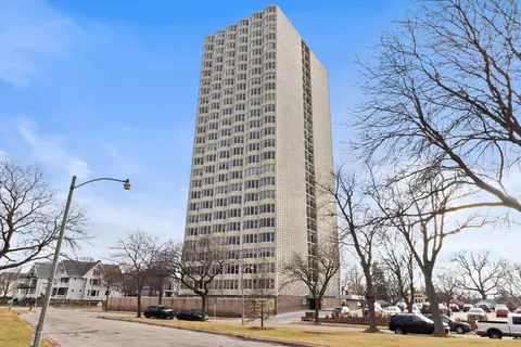 2525 S S Shr #2F, Milwaukee, WI 53207