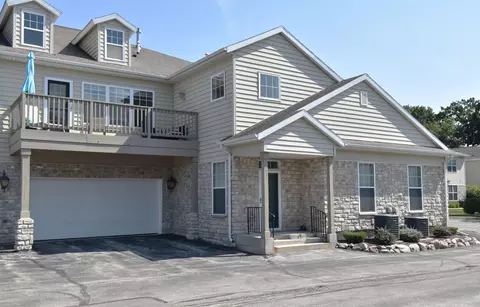 n16w26460 Meadowgrass #D, Pewaukee, WI 53072