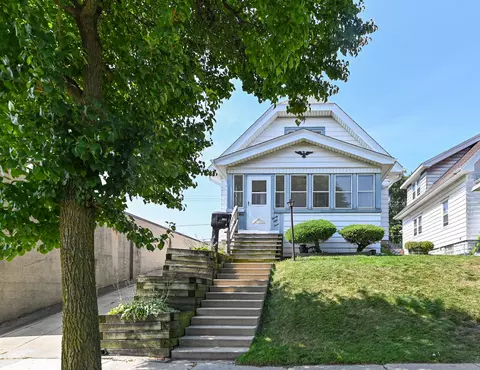 2053 S 90th, West Allis, WI 53227