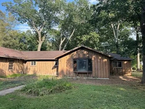 1012 N Dousman, Summit, WI 53066