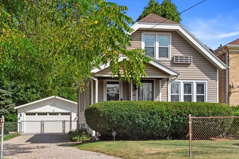 4028 S Kinnickinnic, Saint Francis, WI 53235