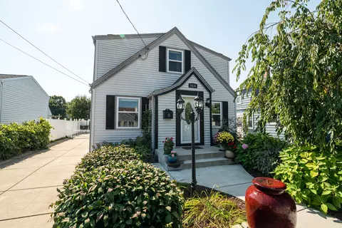 1835 Eden, Saint Francis, WI 53235