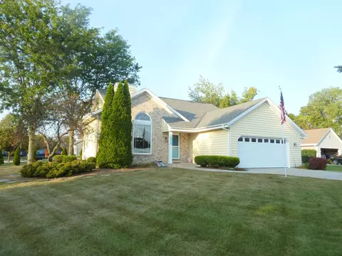 1003 Arrowwood, Pewaukee, WI 53072