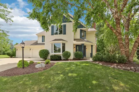 3105 Fox Hl, Waukesha, WI 53189