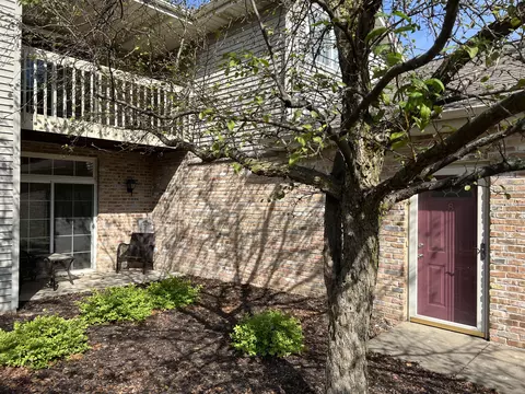 210 W Oak Leaf #8, Oak Creek, WI 53154