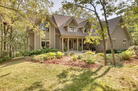 n1w31353 Hickory Holw, Delafield, WI 53018