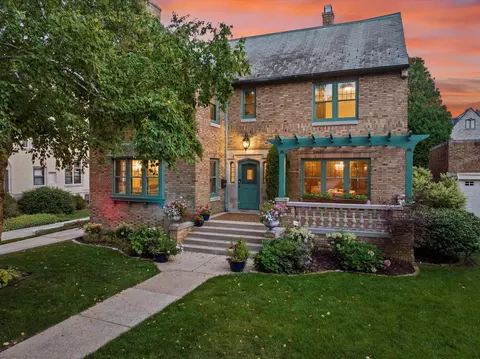 2915 E Kenwood, Milwaukee, WI 53211