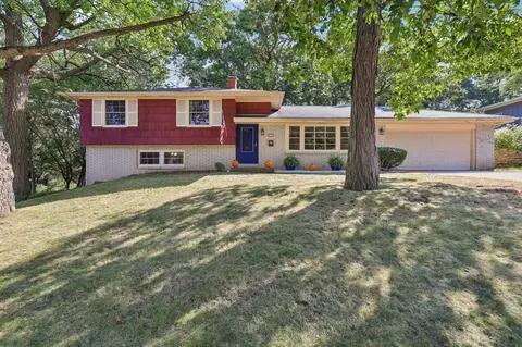 713 Sweetbriar, Waukesha, WI 53186