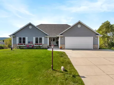 n635 Hickory Hills Drive, Oconomowoc, WI 53066