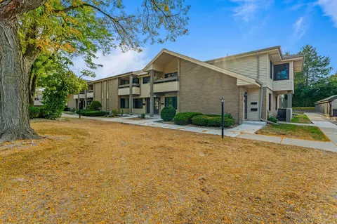 1593 S Carriage, New Berlin, WI 53151