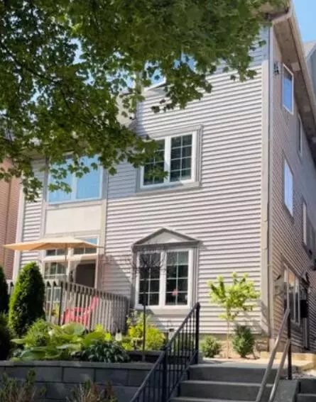 2637 N Stowell #B, Milwaukee, WI 53211