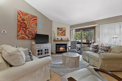 384 Park Hl #H, Pewaukee, WI 53072
