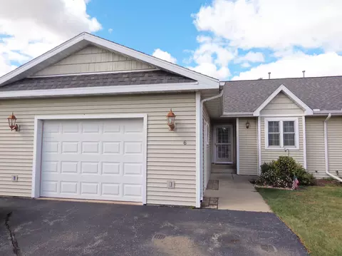 1277 E Blf #6, Whitewater, WI 53190