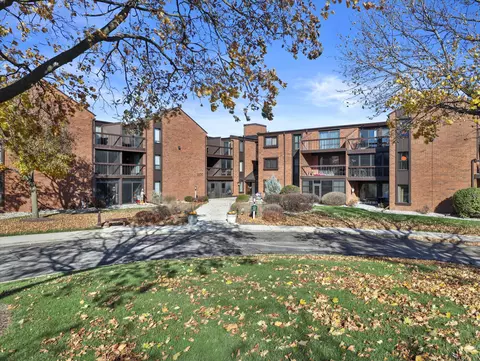 6100 W Stonehedge #340, Greenfield, WI 53220