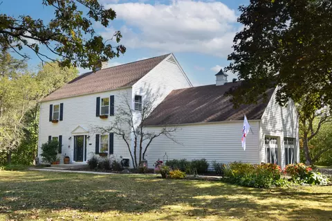 w335s4976 Fox Holw, Genesee, WI 53118