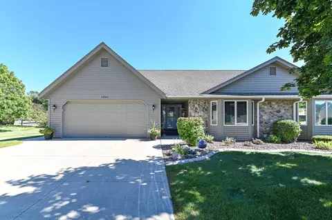 1301 Stonewood #D, West Bend, WI 53095