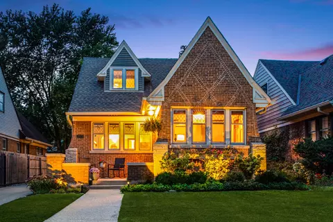 2573 N 72nd, Wauwatosa, WI 53213