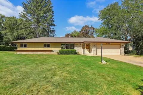 5795 S St Andrews, New Berlin, WI 53146