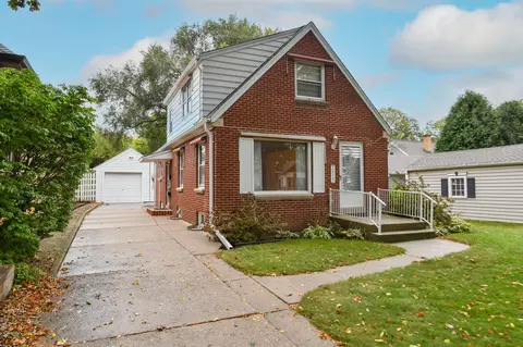 2425 N 74th, Wauwatosa, WI 53213