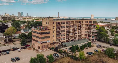 215 W Maple #608, Milwaukee, WI 53204
