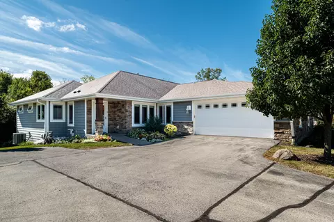 6189 W Woodview, Greenfield, WI 53220
