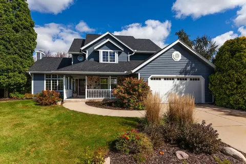 656 Lake Blf, Oconomowoc, WI 53066