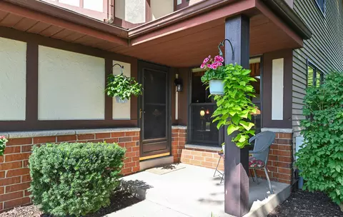 8820 W W Knl, Franklin, WI 53132