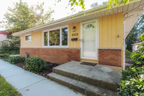 2209 Sunkist, Waukesha, WI 53188