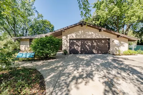 s56w29670 Roanoke, Genesee, WI 53189