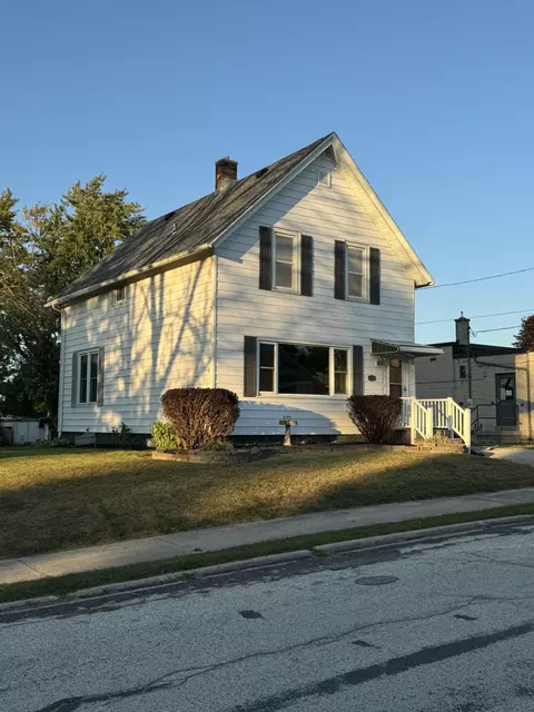 142 Lincoln, Valders, WI 54245