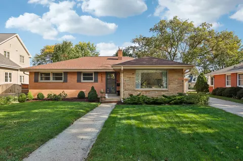8425 Ravenswood, Wauwatosa, WI 53226