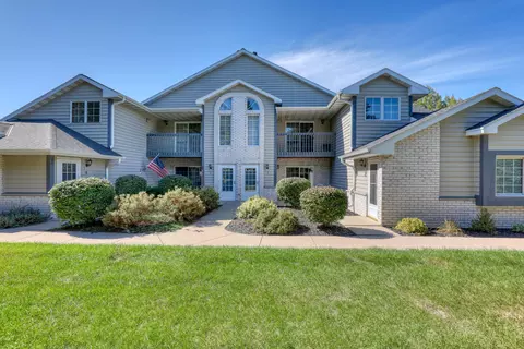 w240n2566 E Parkway Mdw #2, Pewaukee, WI 53072