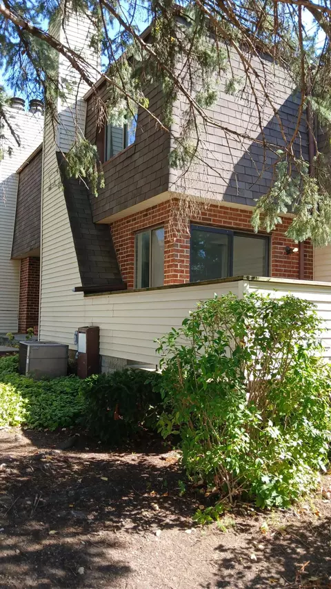 2850 W W Ml #F, Glendale, WI 53209
