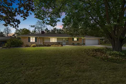 205 Kenwood, Thiensville, WI 53092