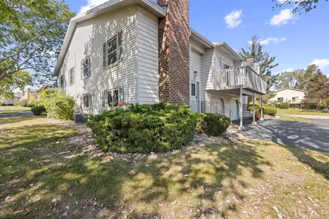 10227 W Parkedge, Franklin, WI 53132