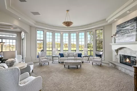 19070 Chapel Hl, Brookfield, WI 53045
