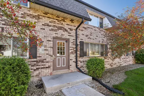 10323 W Whitnall Edge #104, Franklin, WI 53132