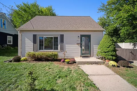 910 Harding, Waukesha, WI 53186