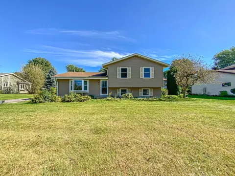 366 Forest Grv, Pewaukee, WI 53072
