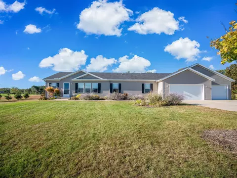 w7413 White Oak Run, Pacific, WI 53954