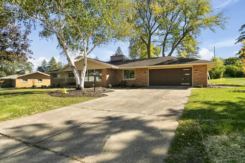 n77w14965 Wood Vw, Menomonee Falls, WI 53051